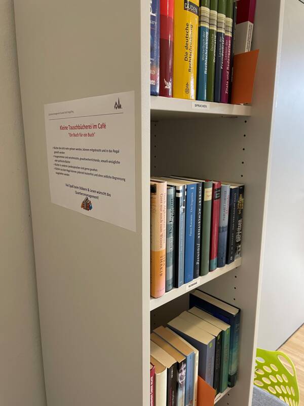 Tauschbücherei im Café